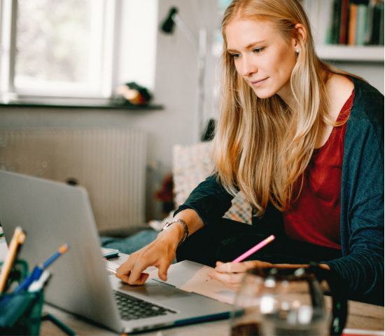 Woman experiencing Infusionsoft University in her own home