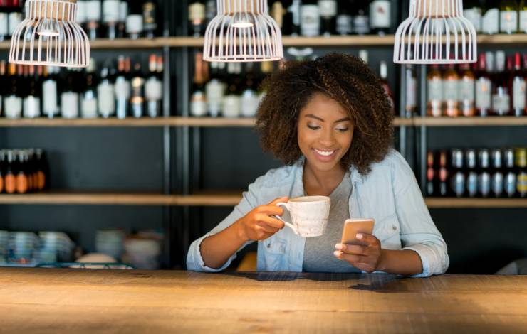 girl reviewing cafe