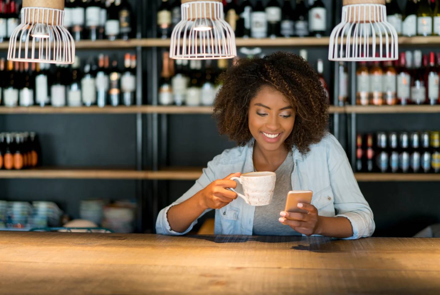 girl reviewing cafe